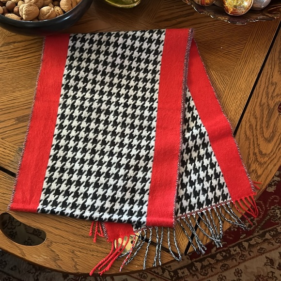Houndstooth Black & Red Cashmere Feel Scarf - Picture 4 of 5